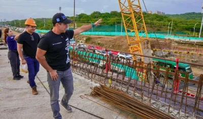 El alcalde Char inspeccionando la obra.