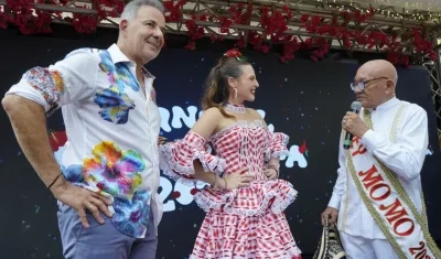 Juan José Jaramillo, gerente de Carnaval, Michelle Char, Reina del Carnaval 2026 y el Rey Momo 2025, Gabriel Marriaga. 