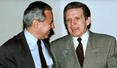 Darío Arizmendi, para la época director de Caracol Radio, con Juan B. Fernández