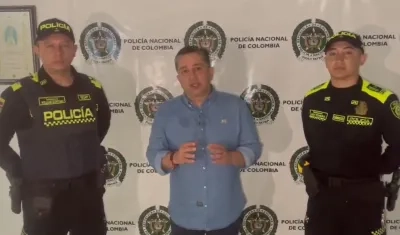 Julio César Triana con uniformados de la Policía.