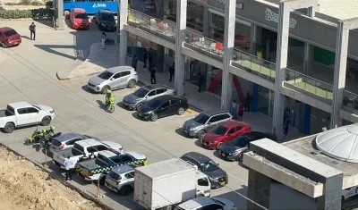 Unidades de la Policía en la entrada del banco tras el asalto. 