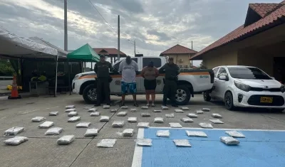 Capturados y marihuana incautada. 