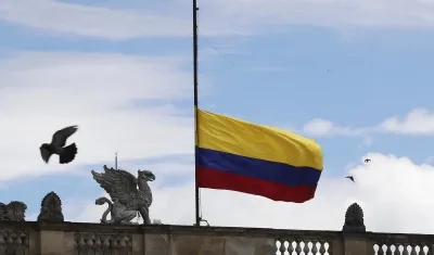 Bandera a media asta.