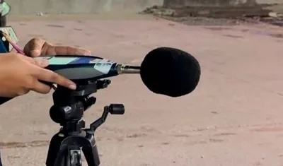 Funcionaria midiendo el ruido con un decibelímetro.