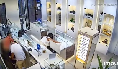 Momentos del robo en joyería 