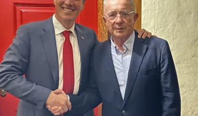 Senador estadounidense Bernie Moreno y el expresidente Álvaro Uribe.