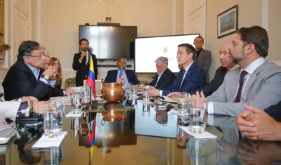 Petro en reunión con senadores estadounidenses.