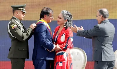 El Presidente Gustavo Petro recibiendo la banda presidencial por parte de María José Pizarro.