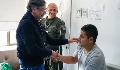 El Presidente Gustavo Petro visitando a los policías heridos en el atentado. 