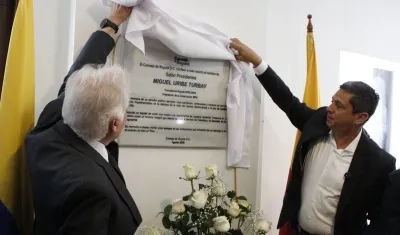El papá de Miguel Uribe Turbay, Miguel Uribe Londoño, develando la placa con el presidente del Concejo, Samir José Abisambra.