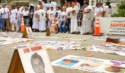 Las Mujeres Buscadoras en el plantón frente a la Fiscalía, en el Edificio Nelmar