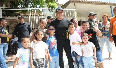 Alcalde Char junto a varios niños y niñas de la ciudad. 