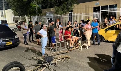 Habitantes protestando exigiendo reductores de velocidad. 