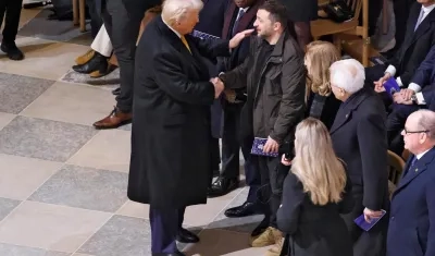 El Presidente de EE.UU., Donald Trump, saluda a su homólogo ucraniano, Volodímir Zelenski.