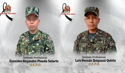 Los soldados Esneider Alejandro Pineda Solarte y Luis Hernán Quiguazú Quinto. 