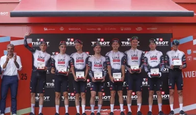 Integrantes del UAE Emirates tras ganar la contrarreloj por equipos. 