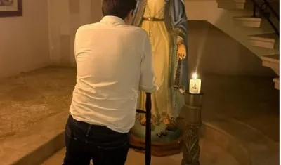 La foto de Miguel Uribe ante la virgen que publicó María Claudia Tarazona