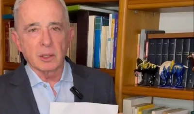 Álvaro Uribe Vélez mostrando el acta de encarcelamiento. 