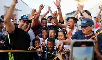 Alcalde Char en la entrega de las obras de pavimentación en El Romance. 