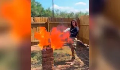 Valentina Gómez quemó ejemplar del Corán con un lanzallamas.