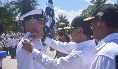El Vicealmirante John Fabio Giraldo Gallo y el Presidente Gustavo Petro.