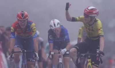 El ciclista danés Jonas Vingegaard (Visma-Lease a Bike) celebra su victoria en la segunda etapa de la Vuelta a España.