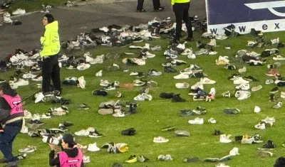 Los zapatos que lanzaron los hinchas al terreno de juego. 