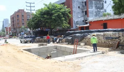 Trabajadores mientras ejecutan la obra en la calle 85 entre 45 y 46.