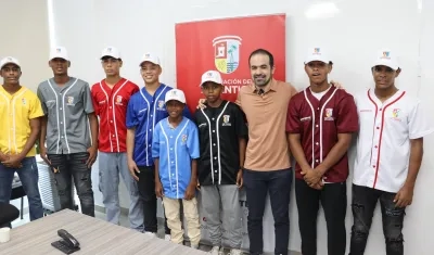 Iván Urquijo, director de Indeportes Atlantico, tras la entrega de uniformes a los equipos participantes. 