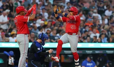 Gustavo Campero es felicitado en el plato por Christian Moore tras conectar jonrón.