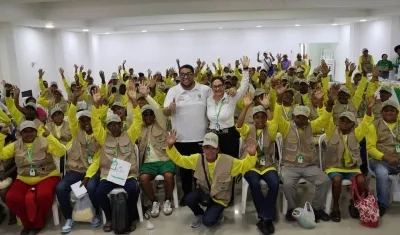 Alcalde de Puerto Colombia, Plinio Cedeño, junto a los beneficiarios de las capacitaciones.