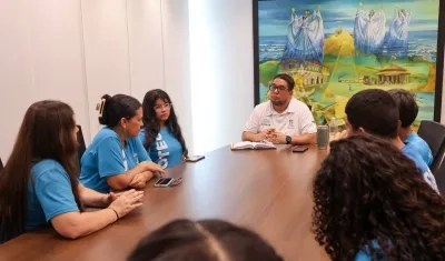 Alcalde de Puerto entrega incentivos económicos al grupo de investigación para el viaje.