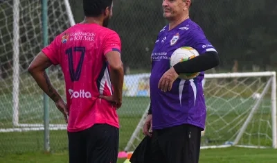 Néstor Craviotto dialoga con el capitán Cristian Marrugo.
