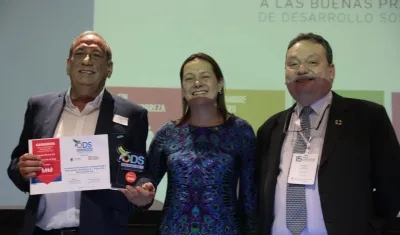 Gerente de Triple A, Ramón Hemer, recibe la distinción por su programa Innova Social.