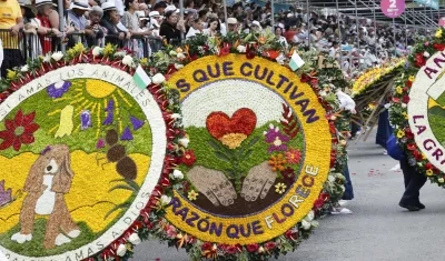 Silleteros participan en el Desfile de Silleteros durante la Feria de las Flores 2025.