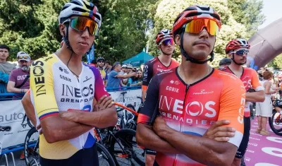 El colombiano Egan Bernal y su compañero de equipo Brandon Rivera.