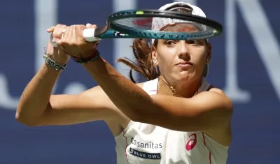 La tenista colombiana Emiliana Arango durante su partido contra Iga Swiatek. 