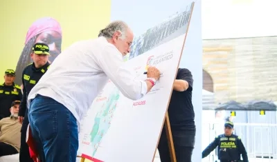 Gobernador Verano durante la firma del convenio con MinInterior.