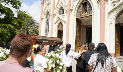 Féretro de Joaquín Cervantes ingresando a la Iglesia San Nicolás.