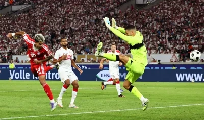 Luis Díaz anticipa al portero Bredlow y marca, de cabeza, el segundo gol del Bayern Múnich.