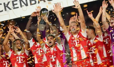 Luis Díaz con el trofeo de campeón de la Supercopa Franz Beckenbauer.