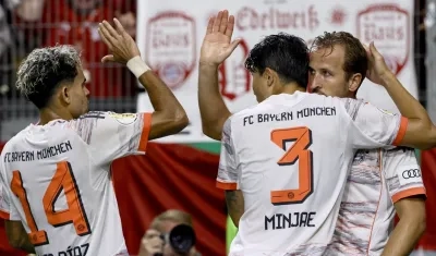 Luis Díaz felicita a Harry Kane, autor del gol de la victoria del Bayern. 