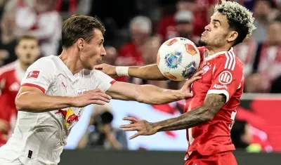 Luis Díaz controla la pelota con la marca encima de Willi Orban.