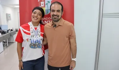 Mariana Pérez en companía de Iván Urquijo, director de Indeportes Atlántico.