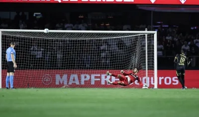 El cobro de Marino Hinestroza que se estrelló en el travesaño. 