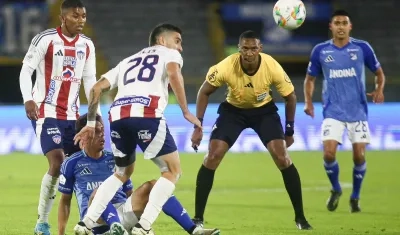 Guillermo Celis disputa la pelota con Alex Castro.
