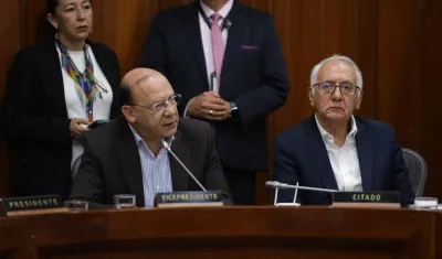 El ministro de Hacienda, Germán Ávila, con el ministro de Salud, Guillermo Alfonso Jaramillo, en la Comisión Séptima del Senado.