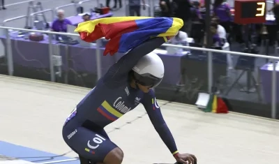 Nicolás Olivera celebra con la bandera de Colombia.