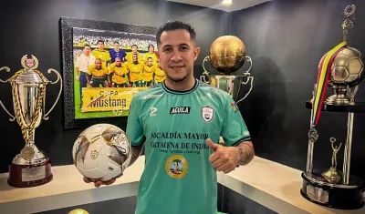 Michael Ortega con la camiseta del Real Cartagena, tras firmar su contrato.