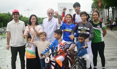 Mariana Pajón, Iván Urquijo y Eduardo Verano con un grupo de participantes en el Gran Fondito 2025.
